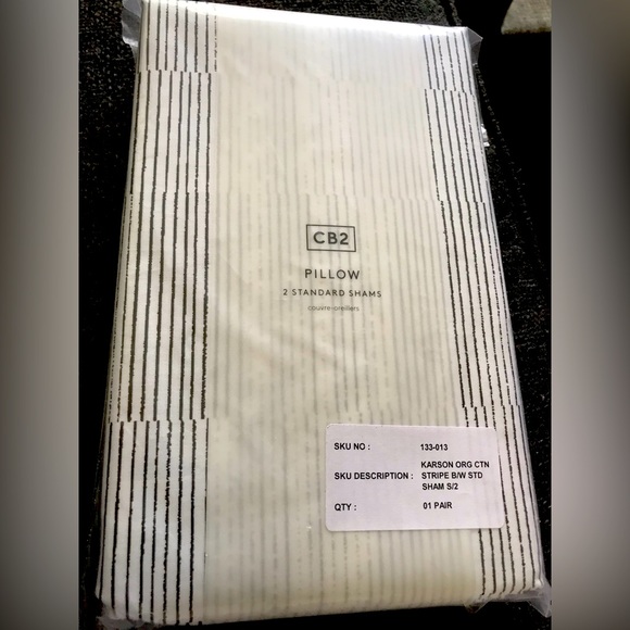 - NWT- CB2 Karson Organic Cotton Standard Size Set of two Pillowcases - Picture 1 of 4